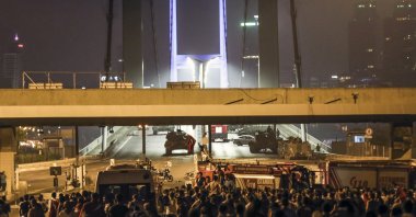 People confront tanks commanded by putschists during the Gülenist Terror Group's (FETÖ) coup attempt, in Istanbul, Turkey, July 15, 2016. (AA Photo)