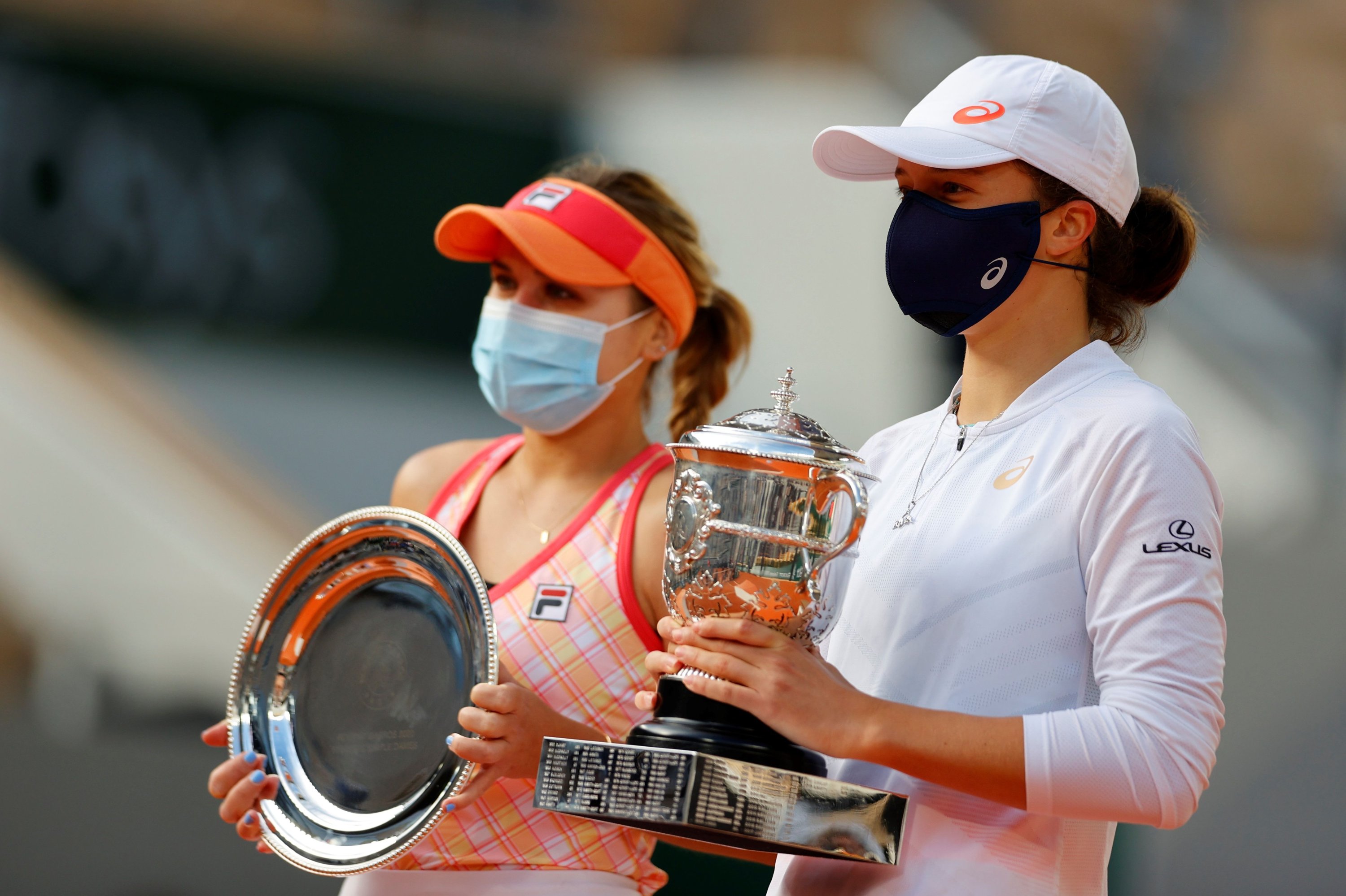 Second placed Sofia Kenin of the U.S. (L) and winner Poland's Iga Swiatek celebrate with their trophies during the podium ceremony after the women's singles final tennis match, at the Philippe Chatrier court, on Day 14 of The Roland Garros 2020 French Open tennis tournament in Paris on October 10, 2020. (AFP Photo)