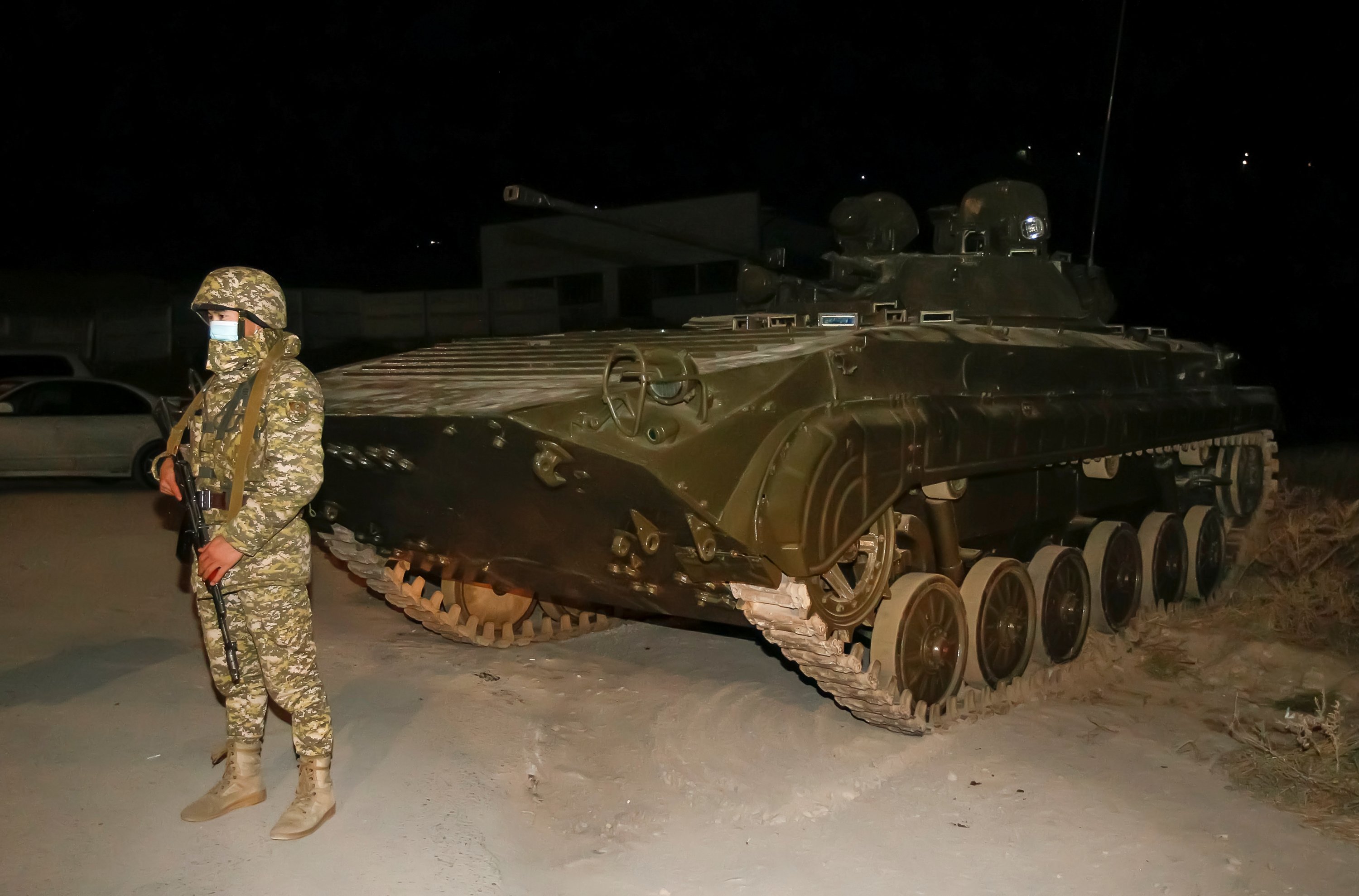 Un membre des forces armées kirghizes garde pendant un couvre-feu après que le président Sooronbai Jeenbekov a déclaré l'état d'urgence dans la capitale et a ordonné que des troupes y soient déployées, à Bichkek, au Kirghizistan, le 10 octobre 2020 (Photo Reuters)