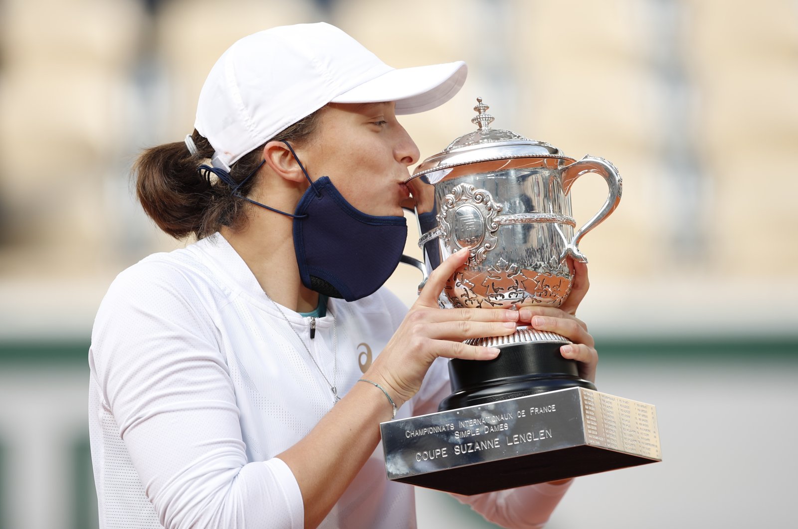 Poland's Iga Swiatek kisses the trophy as she celebrates after winning the French Open at Roland Garros, Paris, France, October 10, 2020. (Reuters Photo)