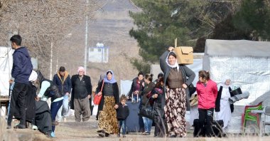 Yazidis, who fled from Daesh oppression in Iraq's Sinjar, carry their belongings in southeastern Turkey's Diyarbakır, Jan. 3, 2017. (AFP Photo)