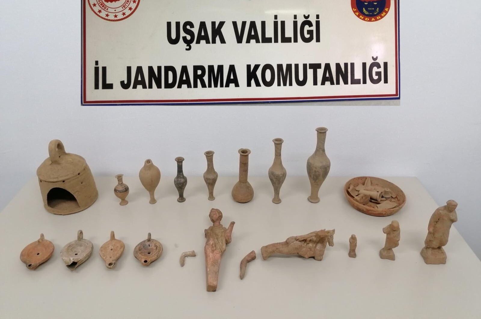 The 18 artifacts seized by gendarmerie units in Uşak, Oct. 12, 2020. (AA Photo)