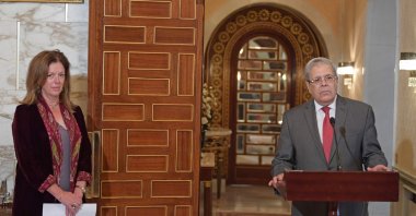 Tunisia's Foreign Minister Othman Jerandi (R) and Stephanie Williams, the deputy special representative of the UN Secretary-General for Political Affairs in Libya, hold a press conference at Carthage Palace on the eastern outskirts Tunis on October 12, 2020. (AFP Photo)