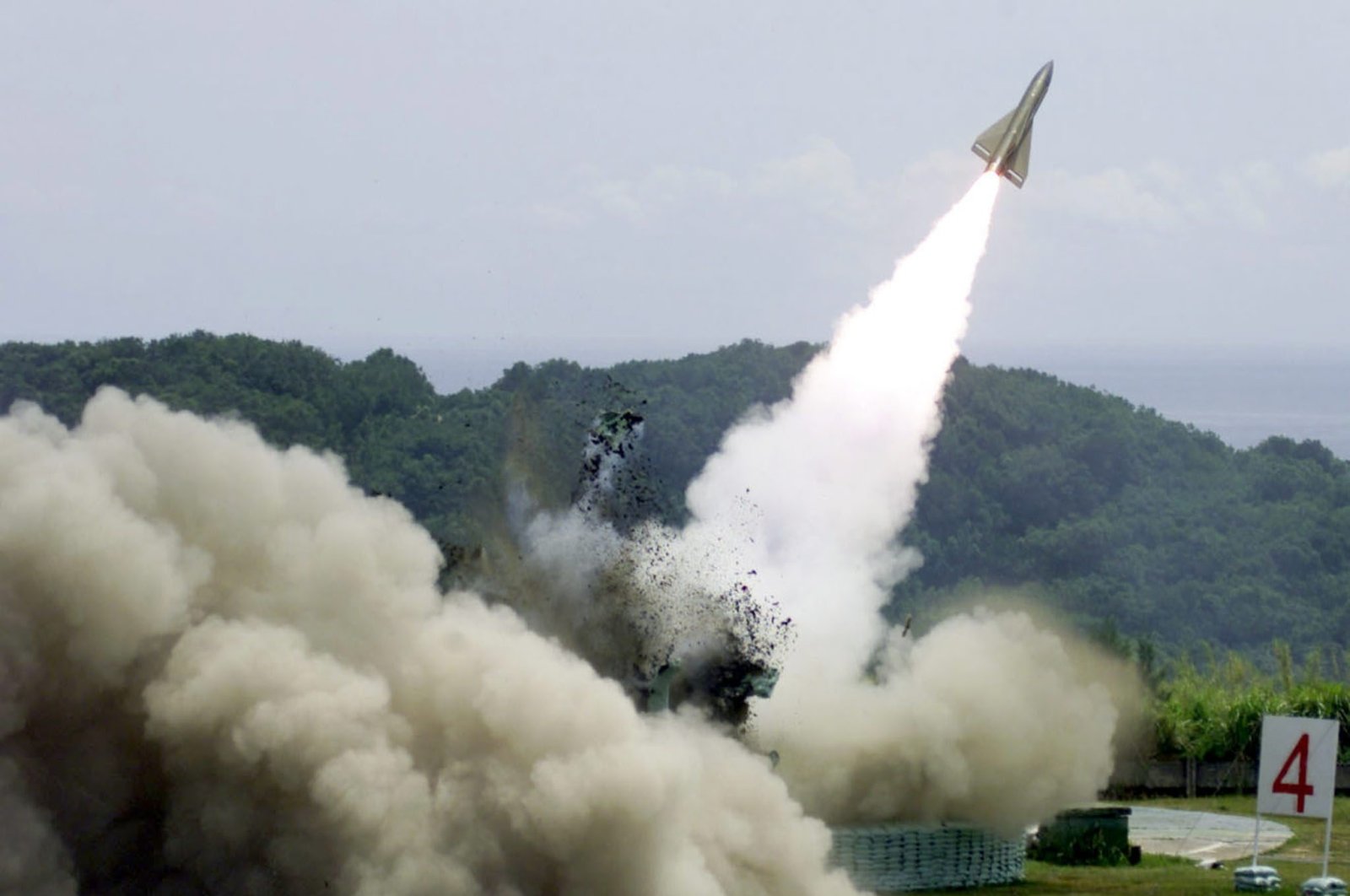 Taiwan Army launches a U.S.- made Hawk missile from a military base in the southern county of Pingtung May 10, 2002. (Reuters Photo)
