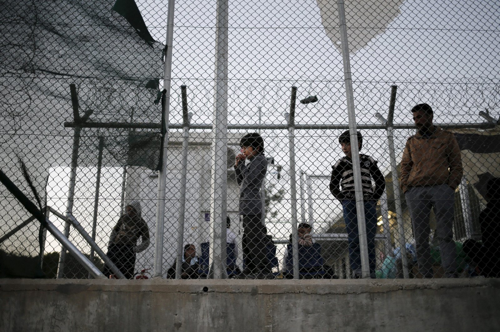 A migrant child stands next to a metal fence at the Moria refugee camp on the Greek island of Lesbos, Nov/ 5, 2015. (Reuters Photo)
