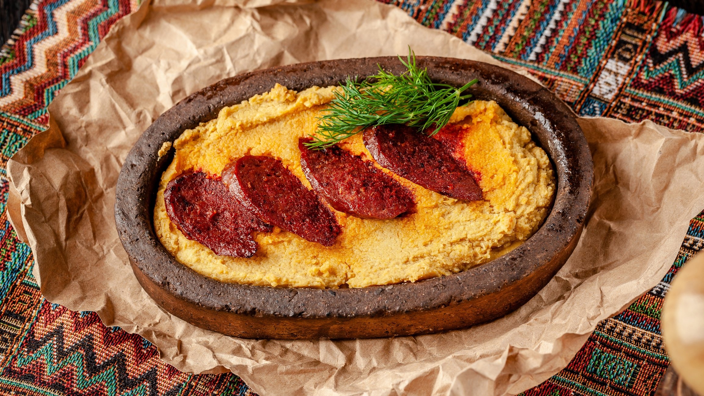 Hummus with slices of sucuk (Turkish sausage), in a clay plate, the southeastern Turkish way. (iStock Photo)