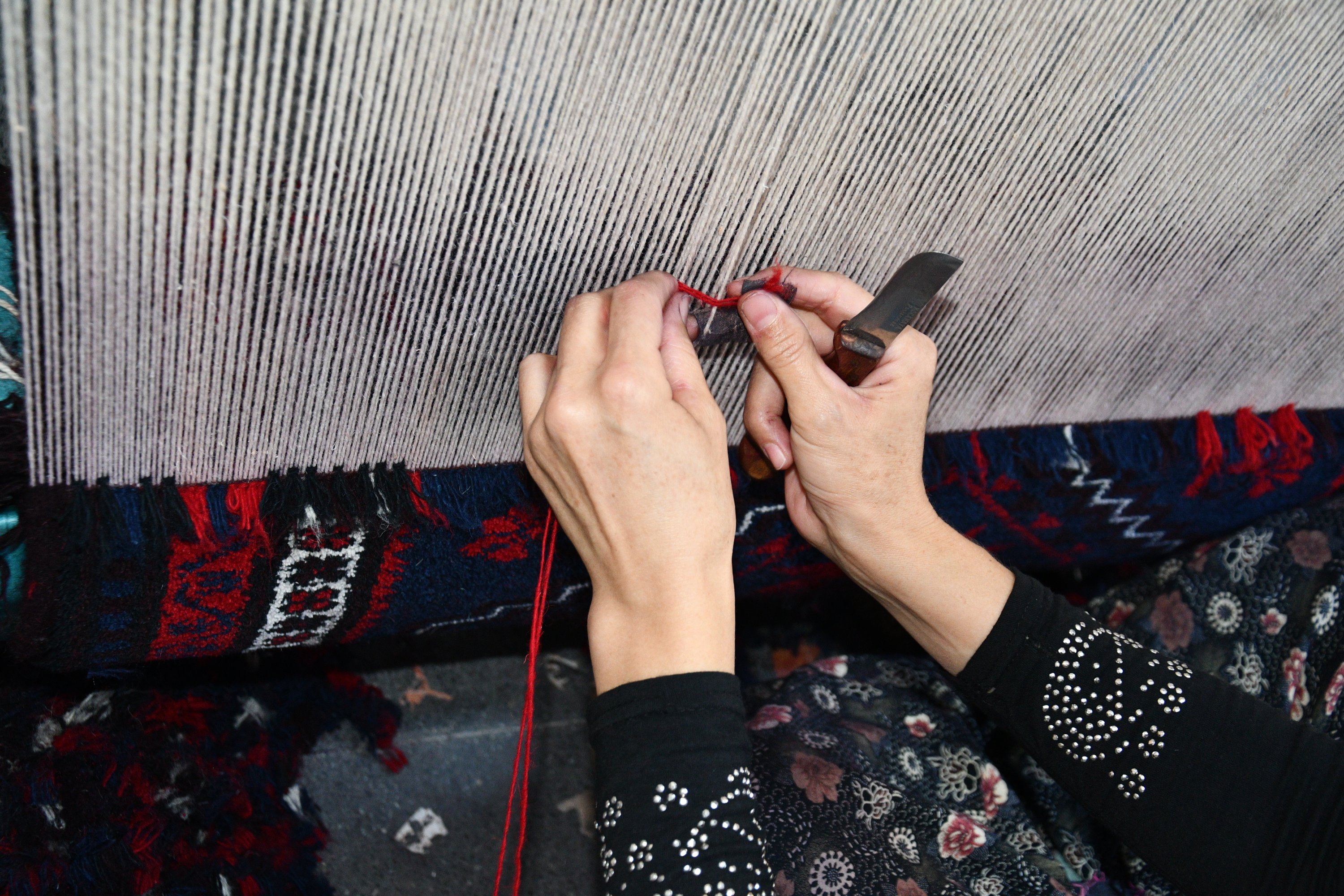 A close-up of the hands of a woman weaving a Yağcıbedir carpet in Sındırgı district, Balıkesir, western Turkey, Oct. 14, 2020. (AA Photo)