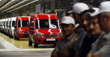 Turkish workers stand near Ford Transit Connect compact panel vans during a ceremony at the Ford Otosan Ihsaniye car plant near the western city of Kocaeli, Turkey, May 22, 2009. (Reuters Photo)
