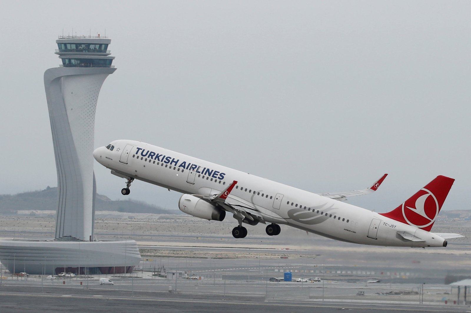 A Turkish Airlines Airbus A321-200 plane takes off from the city's new Istanbul Airport in Istanbul, Turkey, April 6, 2019. (Reuters Photo)