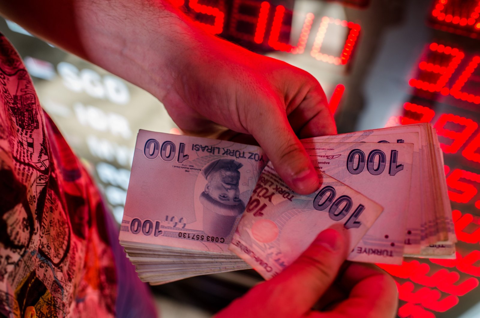 A money changer counts Turkish lira banknotes at a currency exchange office in Istanbul, Turkey, Aug. 8, 2018. (AFP Photo)