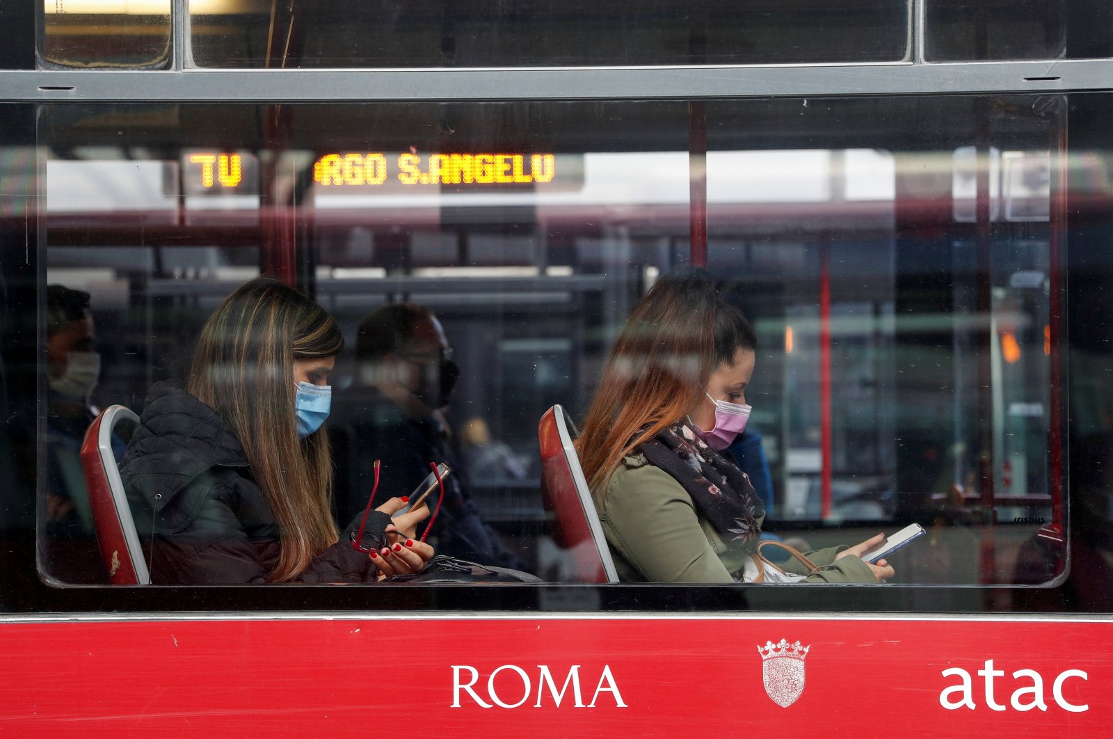 Passengers wearing protective face masks travel on a bus, Rome, Oct. 15, 2020. (Reuters Photo)