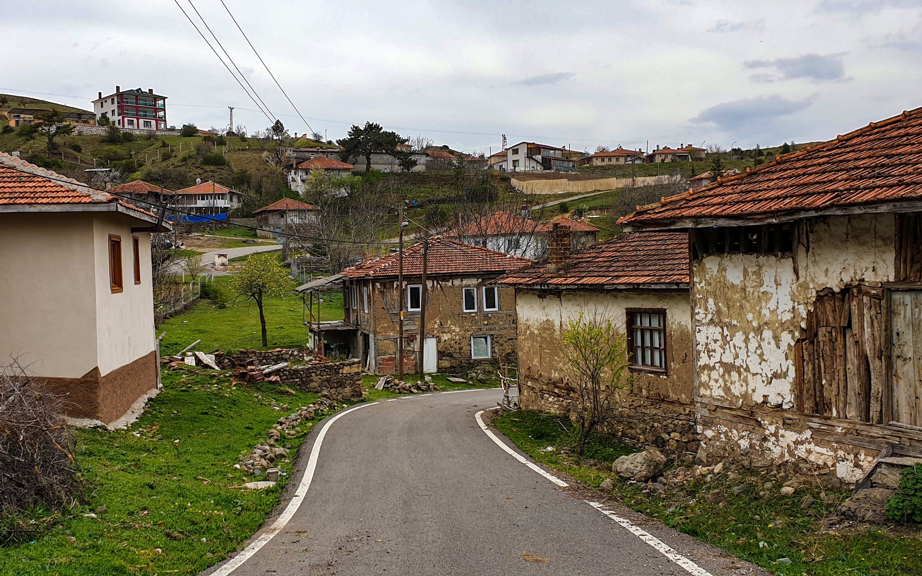 A view of a small village on the way to Alicin Monastery. (Photo by Argun Konuk)