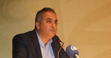 The late Markar Esayan gives a speech during an event in Istanbul on March 16, 2016 (AA File Photo)