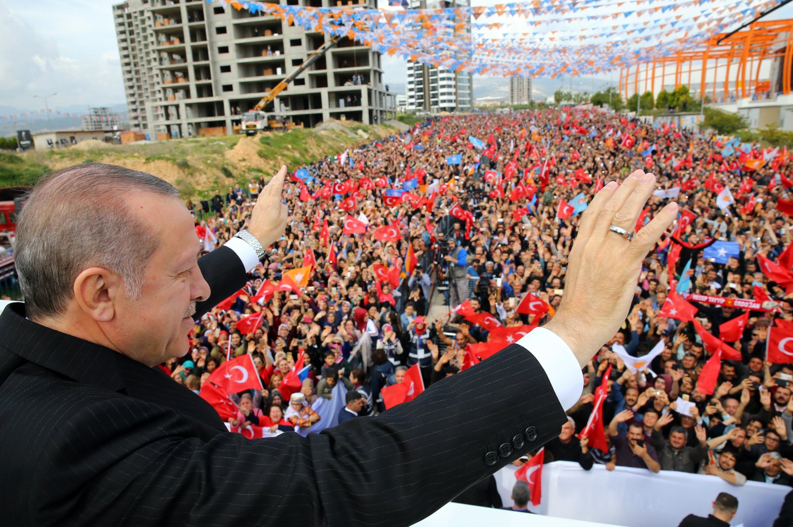 President Recep Tayyip Erdoğan waves to the crowd during the sixth ordinary congress of the AK Party in Mersin, Turkey, March 10, 2018. (Courtesy of the Turkish Presidency)