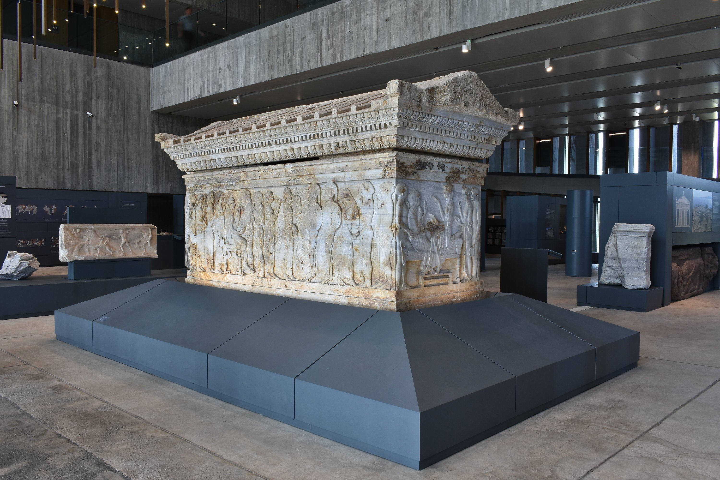 Tampilan dekat dari sarkofagus Polyxena di lantai dua.  (Atas kebaikan Museum Troy)