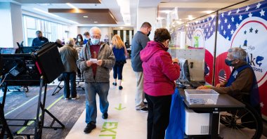Residents of Lake County participate in early voting  at the board of elections headquarters in Painesville, Ohio, Oct. 16, 2020. (AFP Photo)