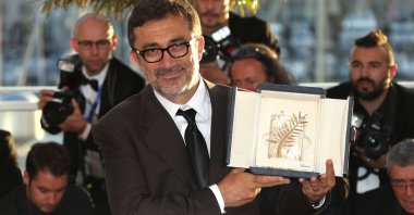 Director Nuri Bilge Ceylan poses with the Palme d'Or award for the film "Winter Sleep" during a photo-call following the awards ceremony at the 67th international film festival, Cannes, southern France, May 24, 2014. (AP PHOTO)