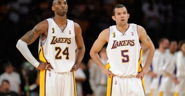 Los Angeles Lakers' Kobe Bryant (L) and Jordan Farmar during the Game 5 of NBA finals against Boston Celtics, Los Angeles, U.S., June 15, 2008. (AP Photo)