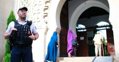 A police officer stands guard as people enter the Grand Mosque of Paris, at the start of the holy month of Ramadan, Paris, France, May 27, 2017. (AFP Photo)