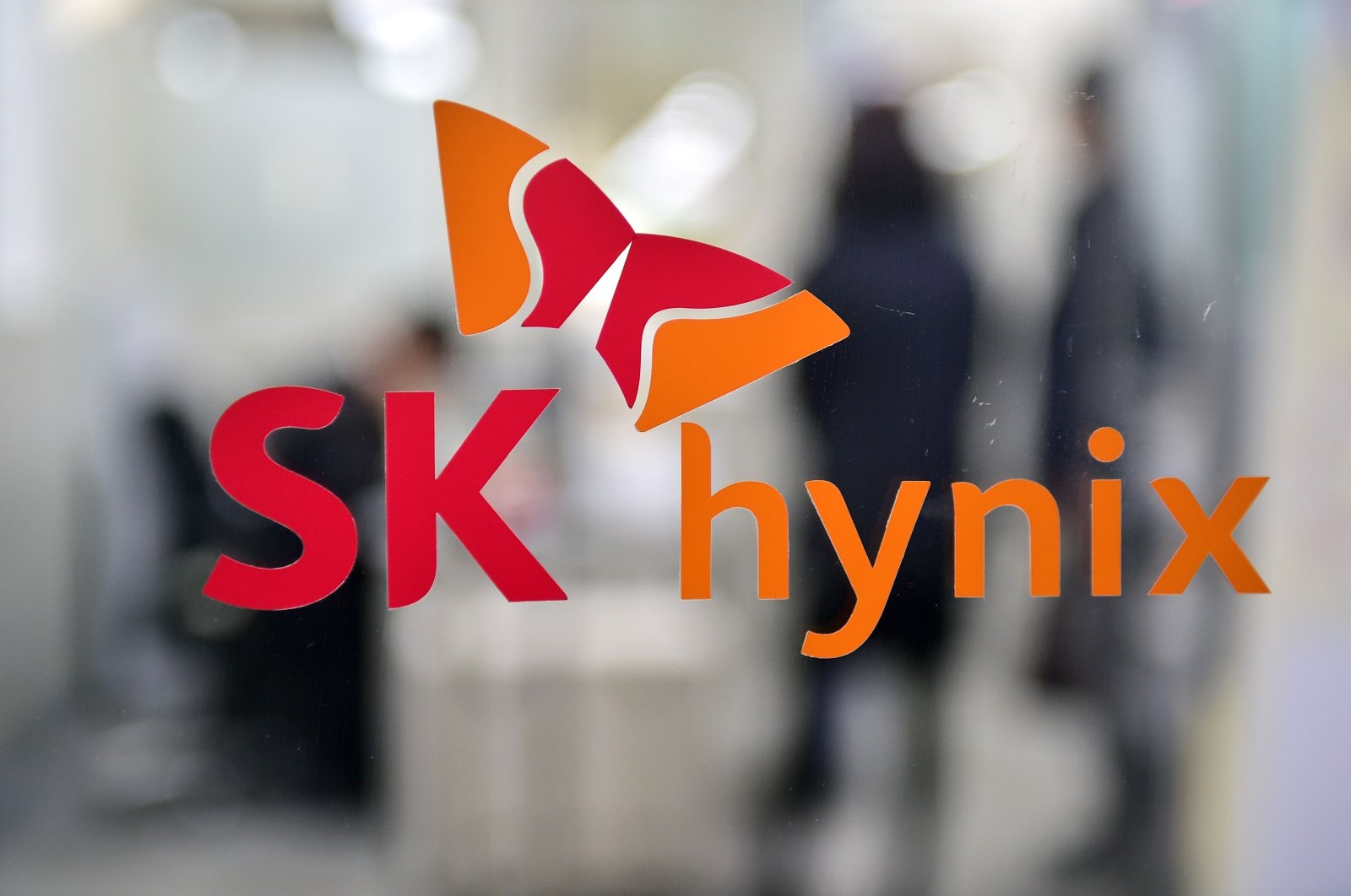 The logo of South Korean chipmaker SK Hynix displayed on a glass door at a branch in Seoul, South Korea, Jan. 28, 2015. (AFP Photo)