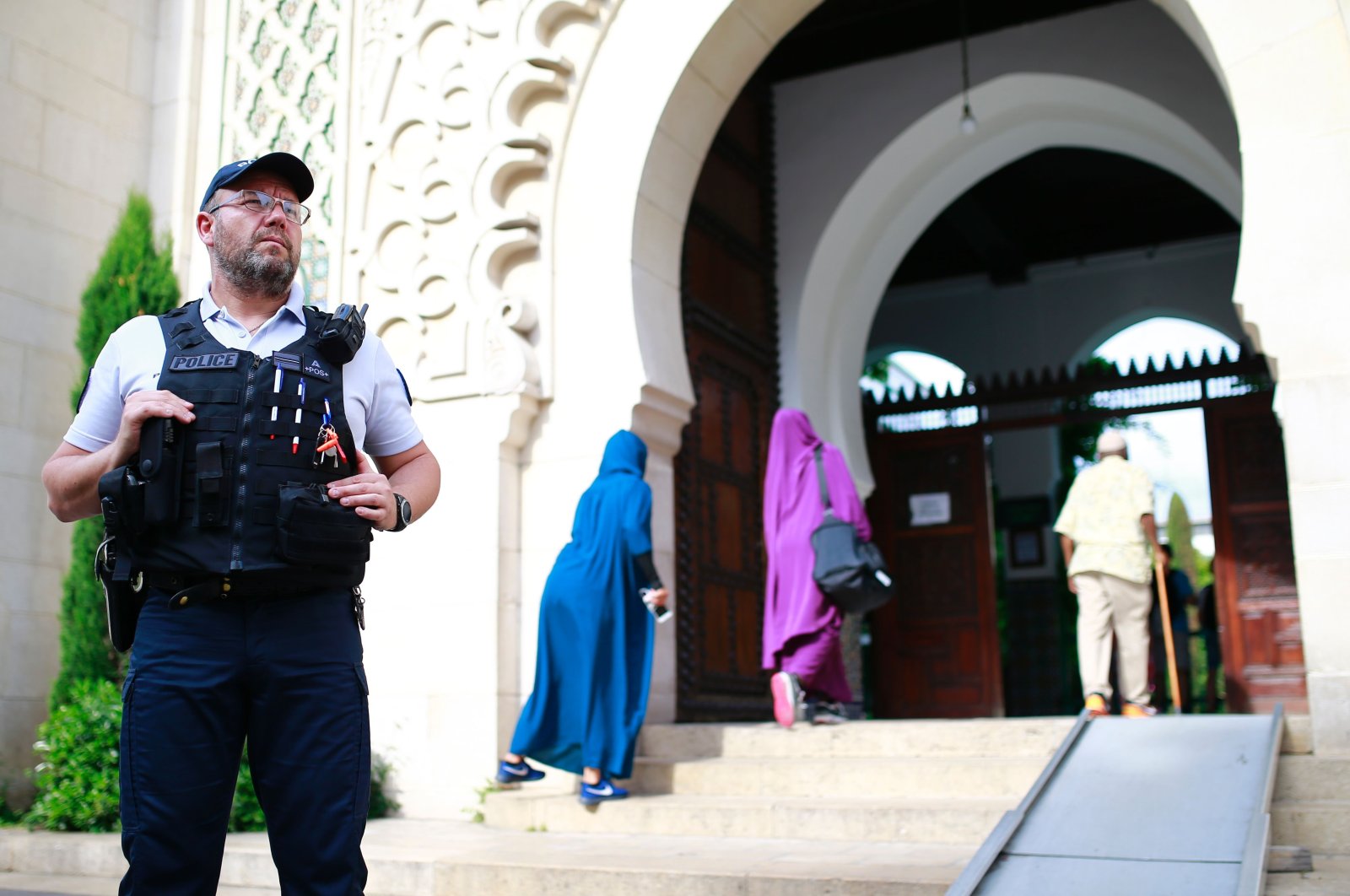 A police officer stands guard as people enter the Grand Mosque of Paris, at the start of the holy month of Ramadan, Paris, France, May 27, 2017. (AFP Photo)