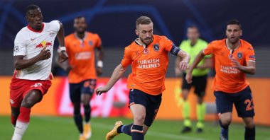 Istanbul Başakşehir's Bosnian midfielder Edin Visca (C) gets past Leipzig's French defender Nordi Mukiele (L) with the ball during a Group H Champions League football match between RB Leipzig and Istanbul Başakşehir at the RB Arena in Leipzig, Germany, Oct. 20, 2020. (AFP Photo)