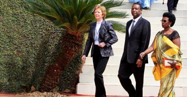 Former Irish president Mary Robinson (L), former Burundian President Pierre Buyoya (C) and his wife Sophie Buyoya arrive at Rwanda's genocide memorial center for a commemoration ceremony, in Kigali, Rwanda, April 7, 2014. (Reuters Photo)