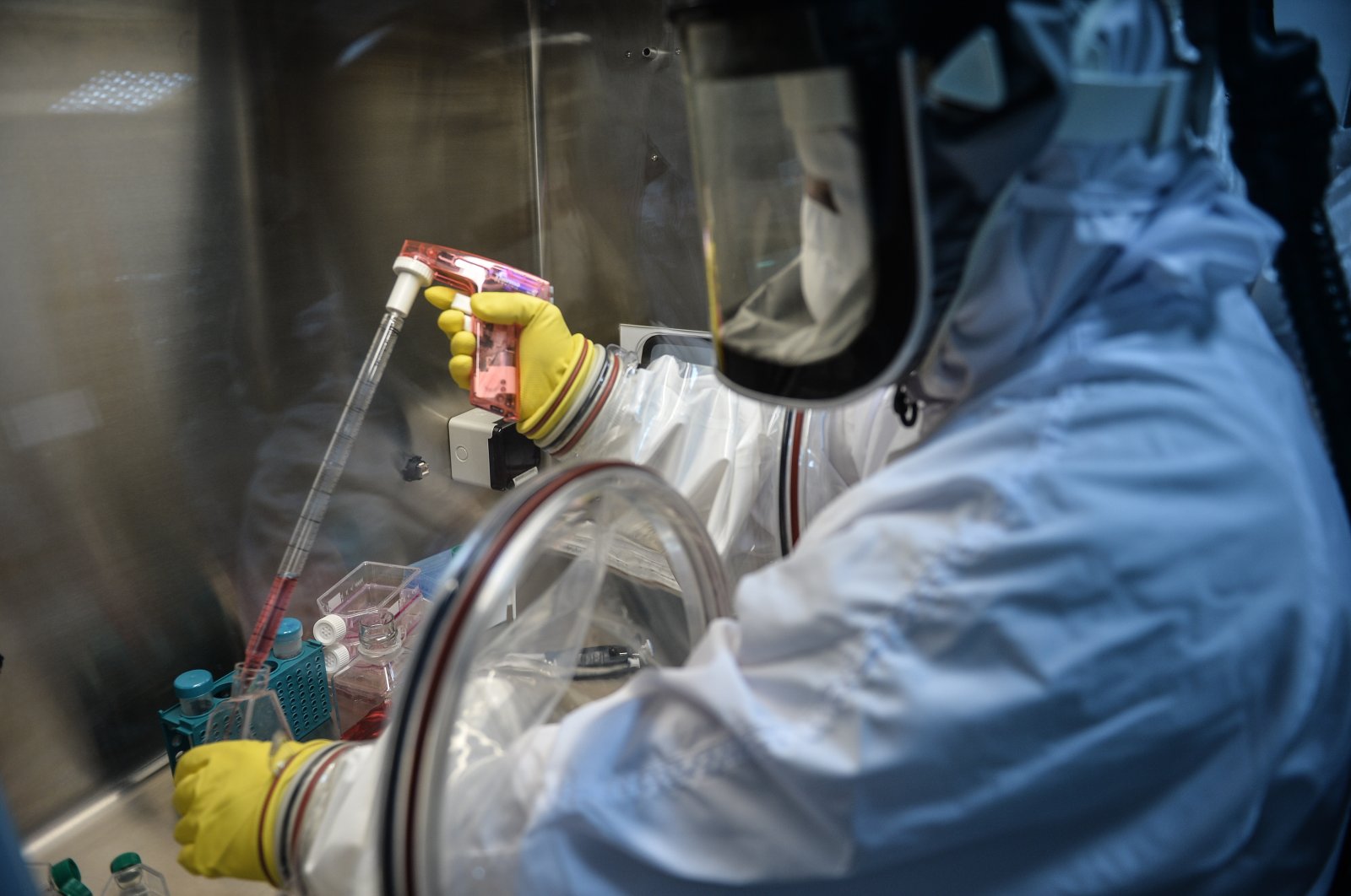 A lab worker works on a COVID-19 vaccine at a laboratory in Istanbul, Turkey, Oct. 16, 2020. (DHA Photo)