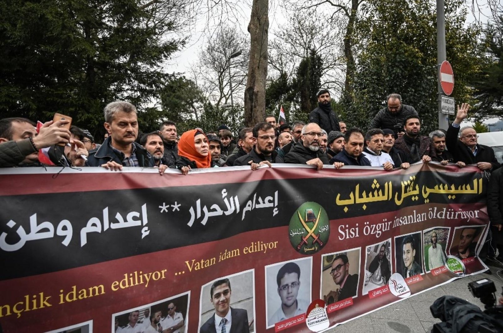 Protesters hold a banner reading "el-Sissi kills the youth" in front of the Egyptian consulate, Istanbul, March 2019. (AFP Photo)