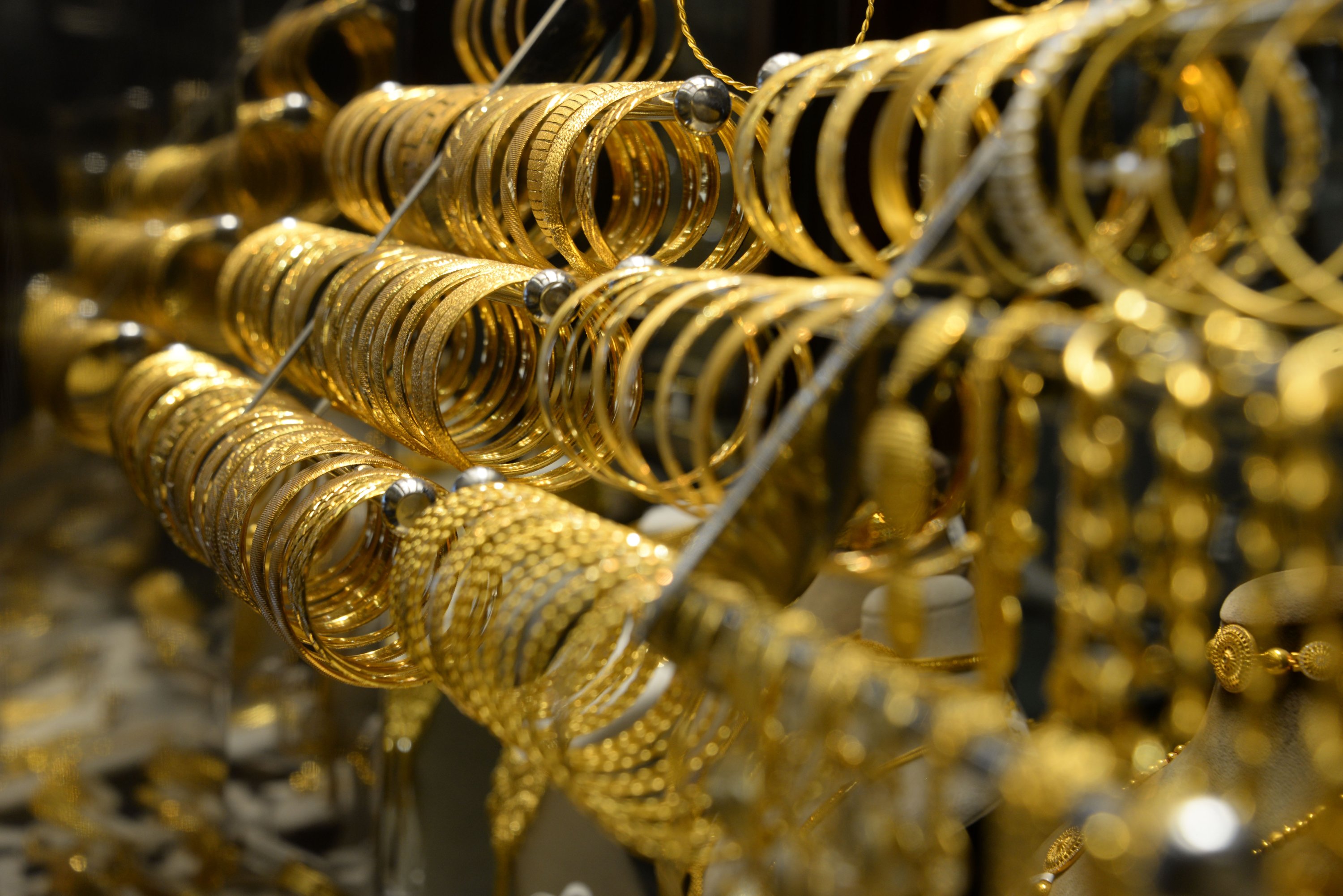 Gold bangles or jewelry are a popular choice of gift for newlyweds in Turkey. (iStock Photo)