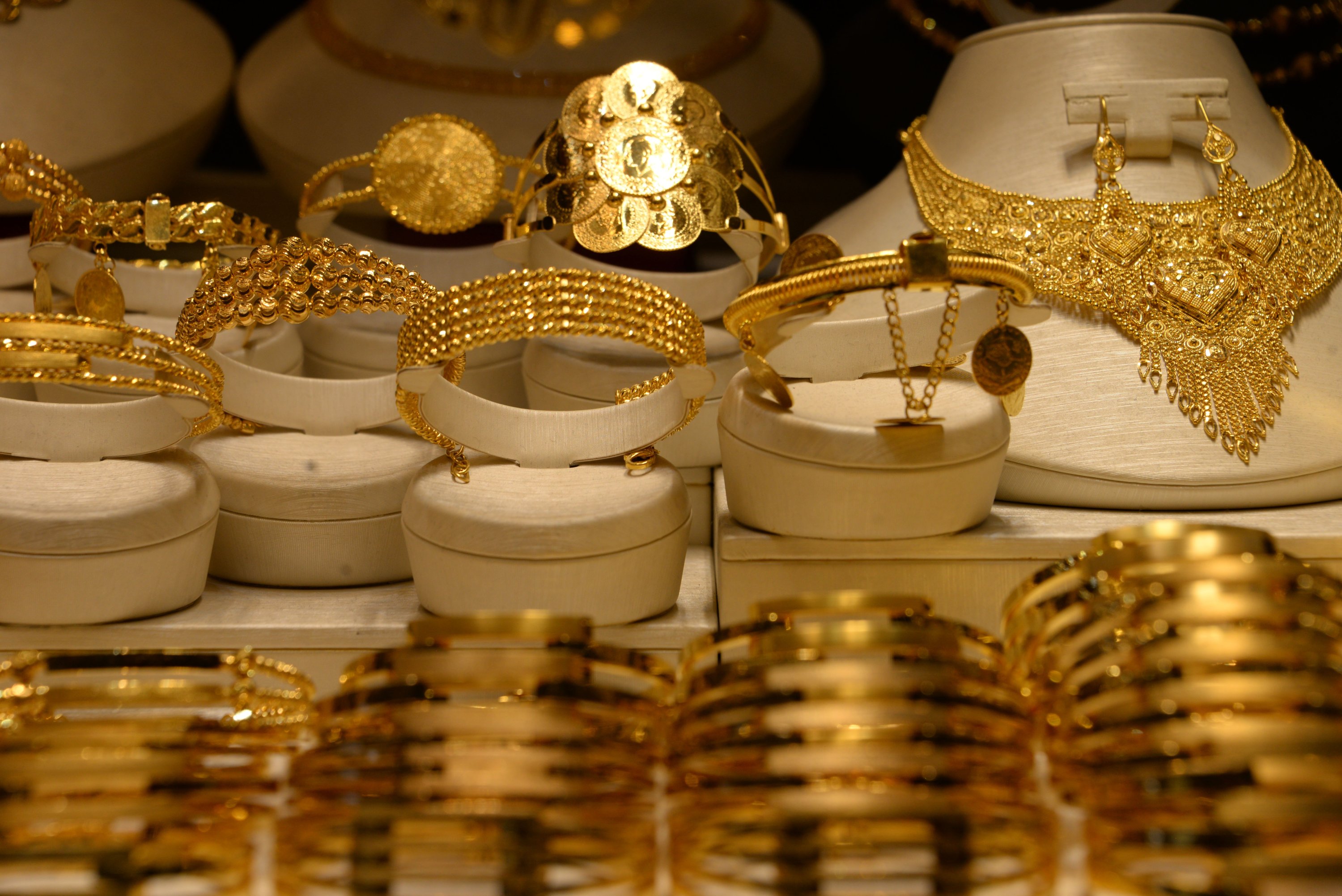 Gold bangles or jewelry are a popular choice of gift for newlyweds in Turkey. (iStock Photo)