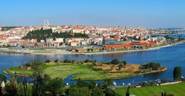 One of the best outdoor activities you can do in Istanbul is to take a boat ride beside the Bahariye Islands on the Golden Horn. (Shutterstock Photo)