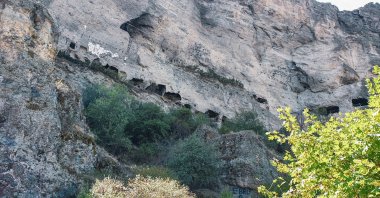 A view of Inönü Caves from down below. (Photo by Argun Konuk)