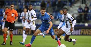 Genk's Joakim Maehle (C) and Sporting de Charleroi's Joris Kayembe (R) in action during a Jupiler Pro League match in Genk, Belgium, Oct. 18, 2020. (Getty Images)
