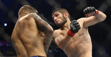 Khabib Nurmagomedov (R) fights Dustin Poirier at UFC 242, in Abu Dhabi, UAE, Sept. 7, 2019. (AP Photo)
