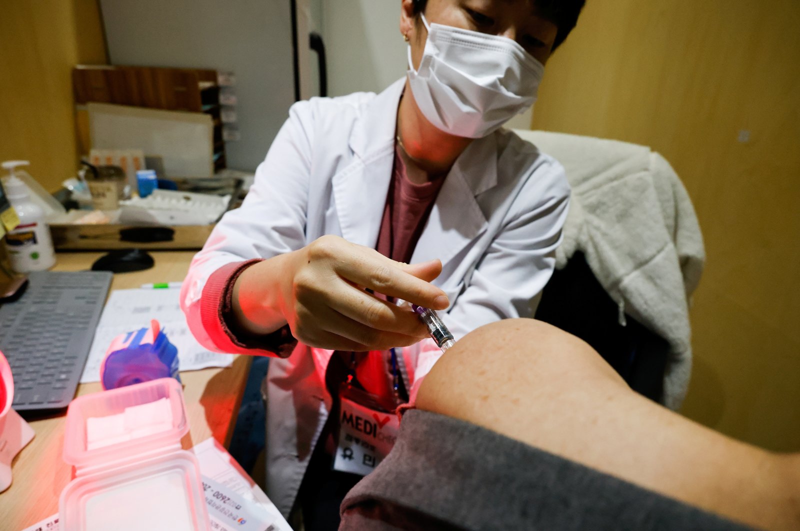 A man gets an influenza vaccine at a branch of the Korea Association of Health Promotion in Seoul, South Korea, Oct. 23, 2020. (Reuters Photo)