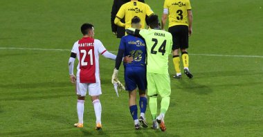 Ajax goalkeeper Andre Onana (R) consoles VVV keeper Delano van Crooij after the Dutch Eredivisie match between VVV Venlo and Ajax Amsterdam in the Covebo stadium De Koel in Venlo, the Netherlands, Oct. 24, 2020. (EPA Photo)