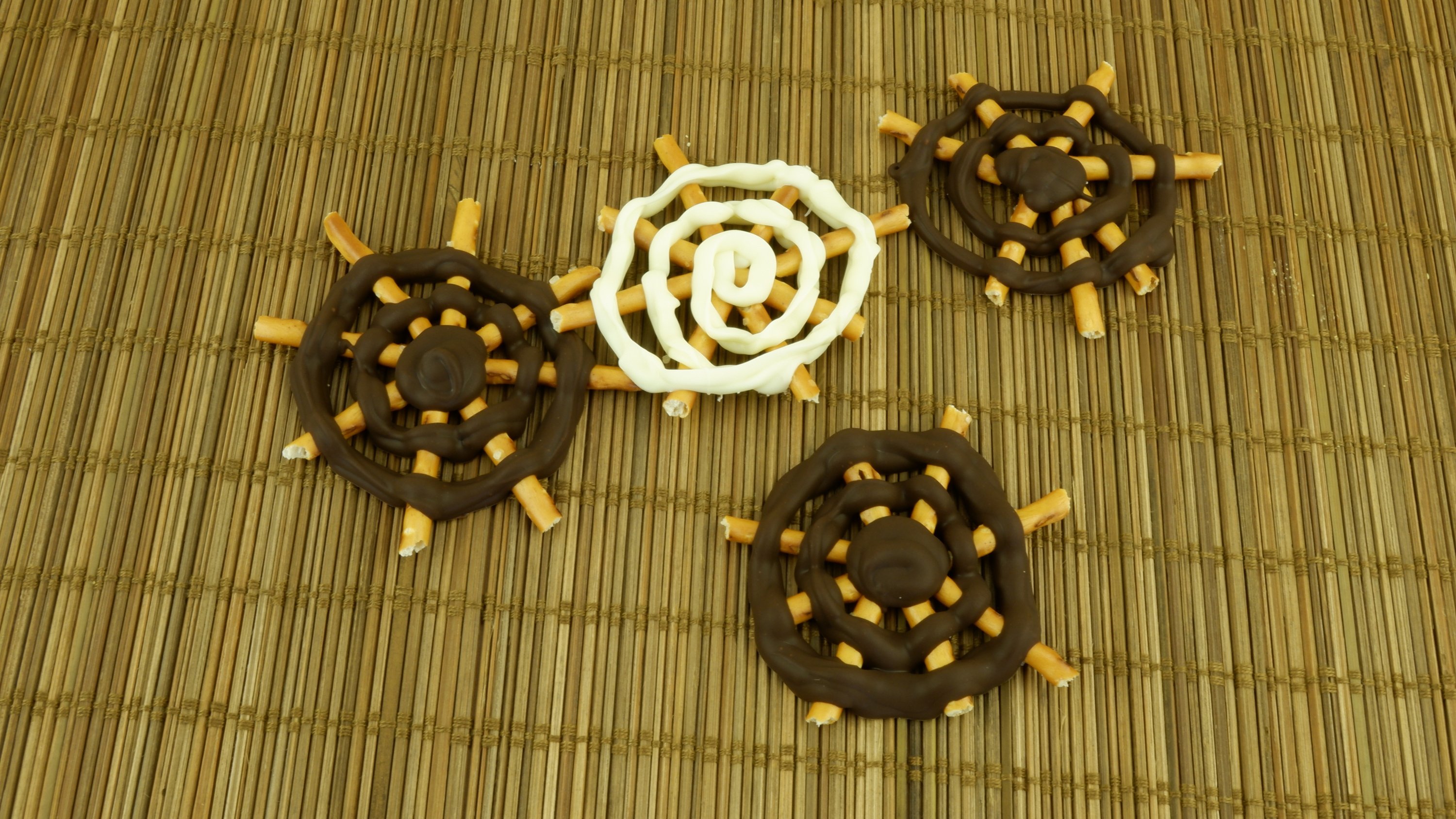 For a quick and easy snack, assemble pretzels in the shape of a snowflake and create webs from chocolate. (Photo by Ayla Coşkun)