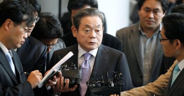 Samsung Electronics chairman Lee Kun-Hee (C) answers reporters' questions upon his arrival at the company's headquarters in Seoul, Dec. 1, 2010. (Reuters Photo)