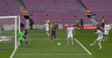 Neto (L) prepares to block a shot on goal by Sergio Ramos (R) in Barcelona, Spain, Oct. 24, 2020. (AFP Photo) 