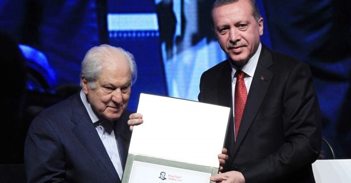 Nuri Pakdil is presented with the Necip Fazıl Award by President Recep Tayyip Erdoğan in November 2014. (AA PHOTO)