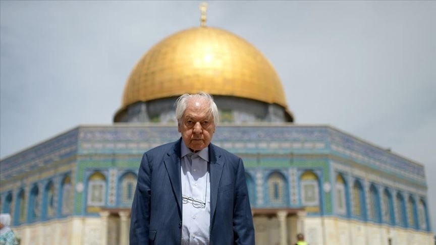 Nuri Pakdil poses in front of the Islamic shrine Dome of the Rock, Jerusalem, March 27, 2015. (AA PHOTO)
