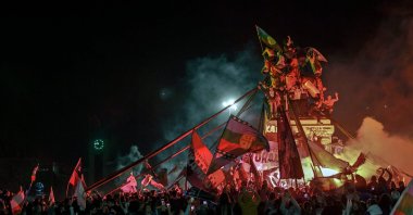 Demonstrators supporting the reform of the Chilean constitution celebrate while waiting for the referendum official results at Plaza Italia in Santiago on Oct. 25, 2020. (AFP Photo)