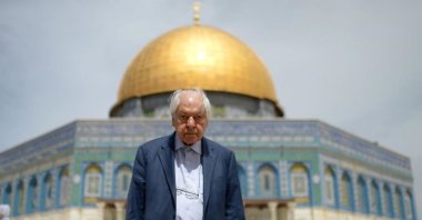 Nuri Pakdil poses in front of the Islamic shrine Dome of the Rock, Jerusalem, March 27, 2015. (AA PHOTO)