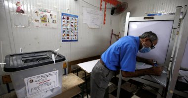A man wearing a protective mask casts his ballot at a school used as a polling station, Giza, Oct. 25, 2020. (REUTERS Photo)