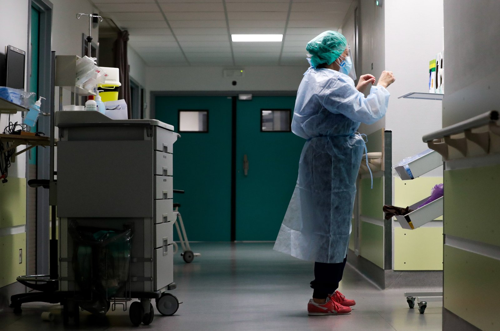 A nurse prepares to provide care to a patient with coronavirus in the COVID-19 hospitalization unit at the Etterbeek-Ixelles site of the Iris Sud Hospitals, Brussels, Oct. 21, 2020. (EPA Photo)