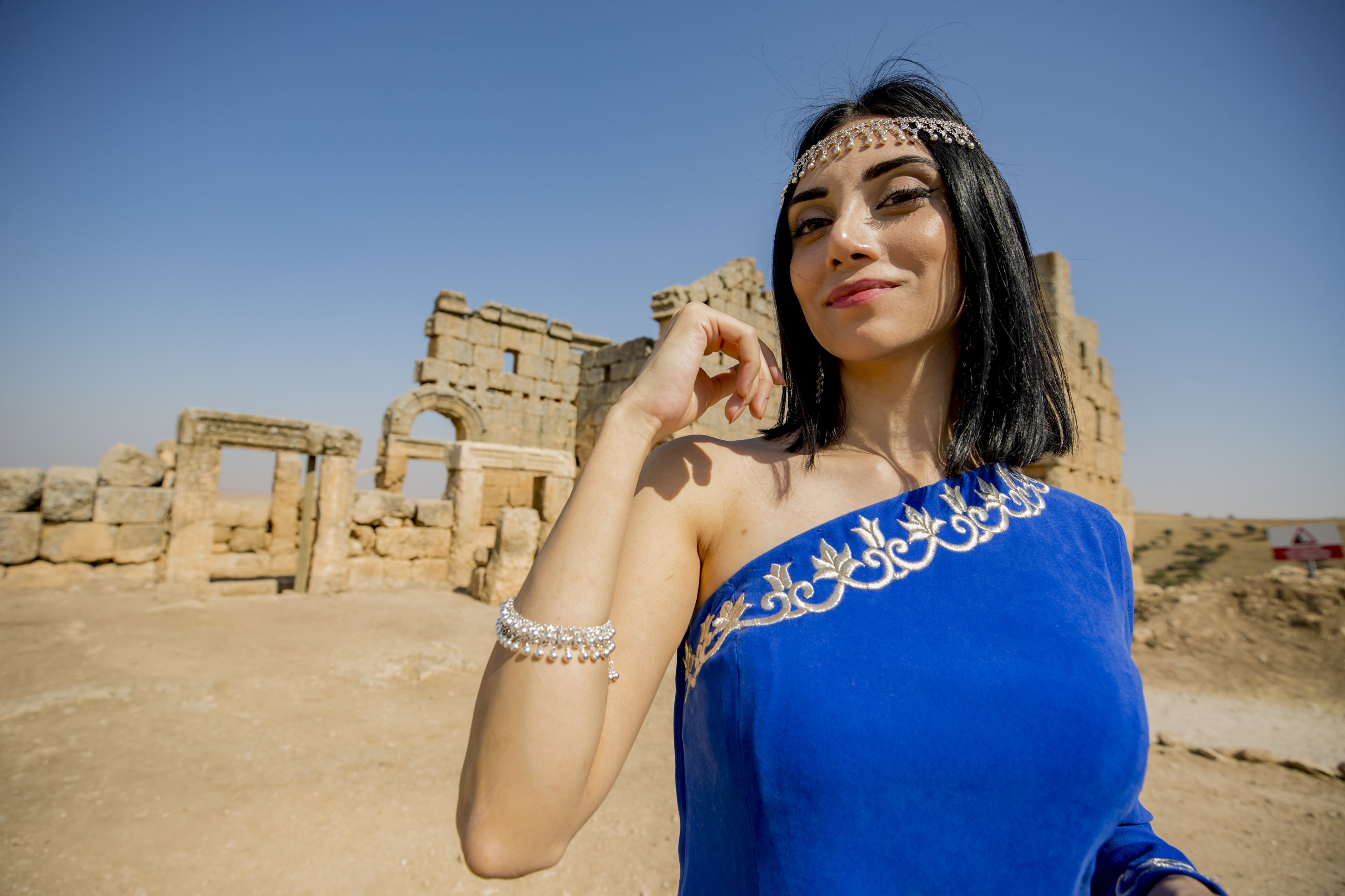 A model wearing artifact-inspired clothes and jewelry at Zerzevan Castle, Diyarbakır, southeastern Turkey, Oct. 26, 2020. (AA Photo)