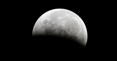 A total lunar eclipse, also known as a "blood moon," is pictured from Santa Monica, California October 8, 2014. (REUTERS Photo)
