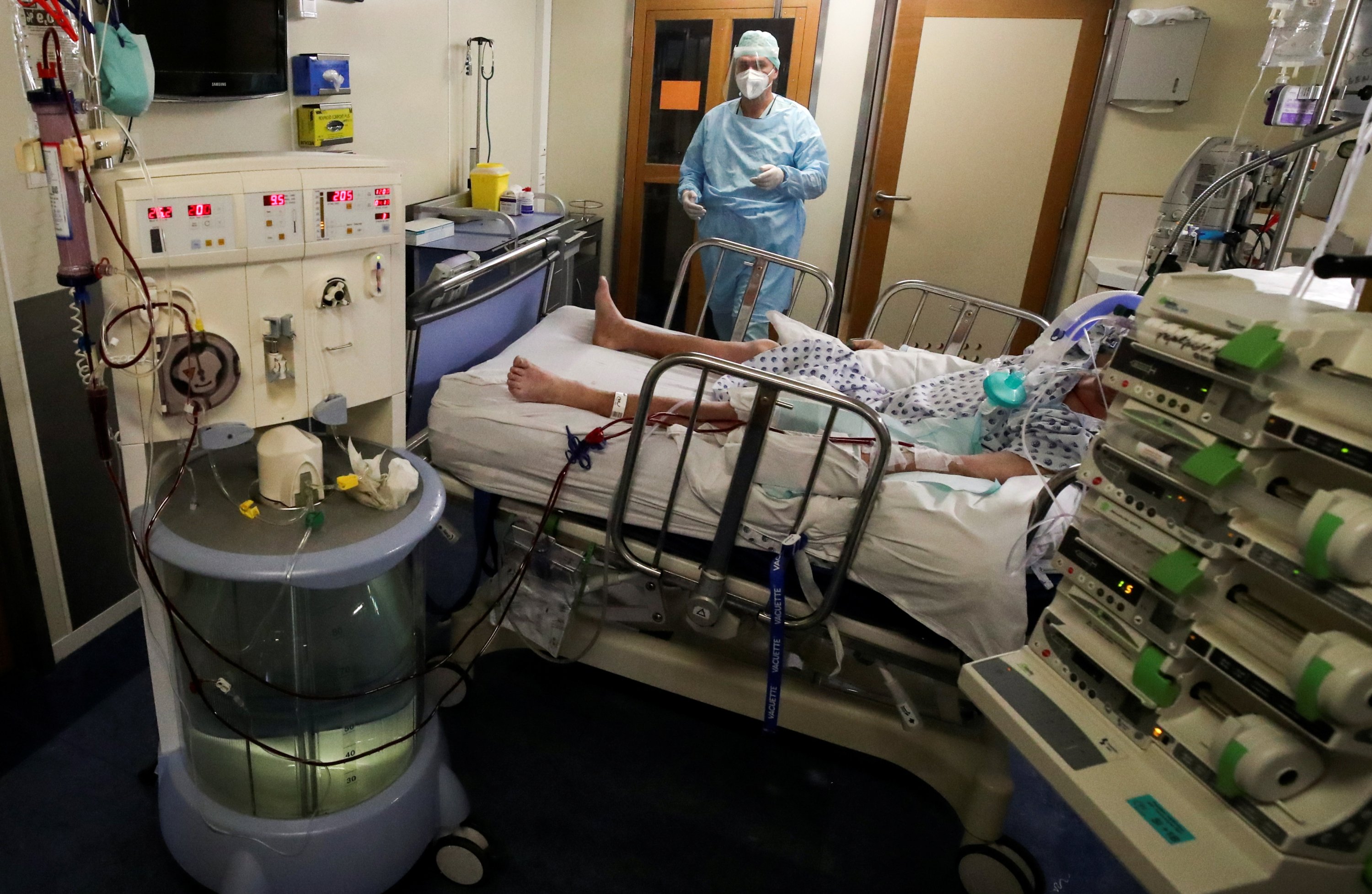 A member of the medical personnel at the CHU de Liege hospital stands next to a patient as they treat patients suffering from COVID-19 in Belgium, Oct. 27, 2020. (REUTERS Photo)
