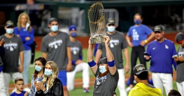 Los Angeles Dodgers' Justin Turner holds the Commissioner's Trophy after the game, in Arlington, Texas, Oct. 27, 2020. (REUTERS Photo) 
